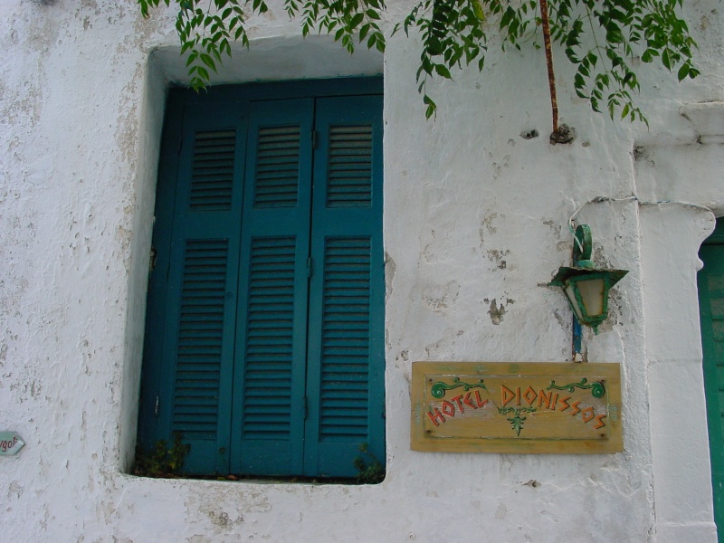 Naxos Altstadt Naxos verlassenes Hotel Dionissos.JPG -                                